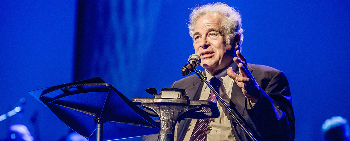 Itzhak Perlman delivering his acceptance speech. (Photo Credit: Natasha Kuperman)