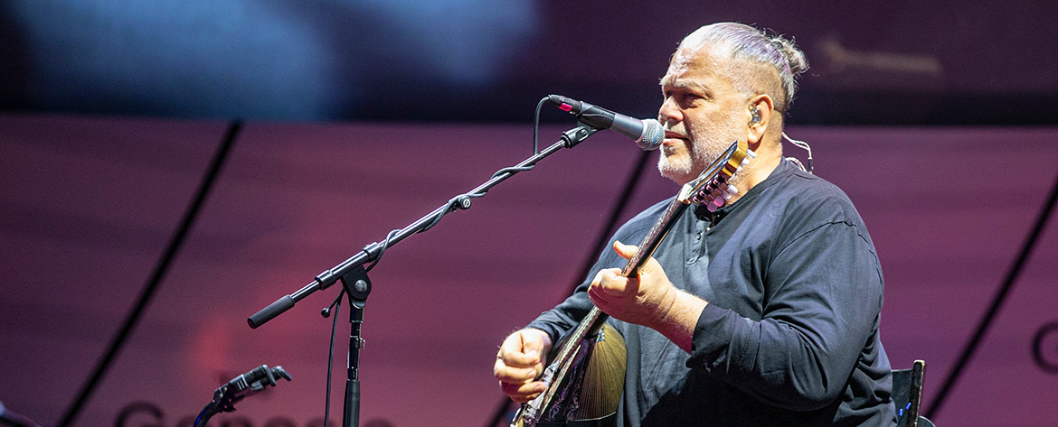 Greek-Israeli singer-songwriter Yehuda Poliker performs a medley of Greek and Hebrew songs at Albert Bourla’s award ceremony. (Photo Credit: Eran Lamm)